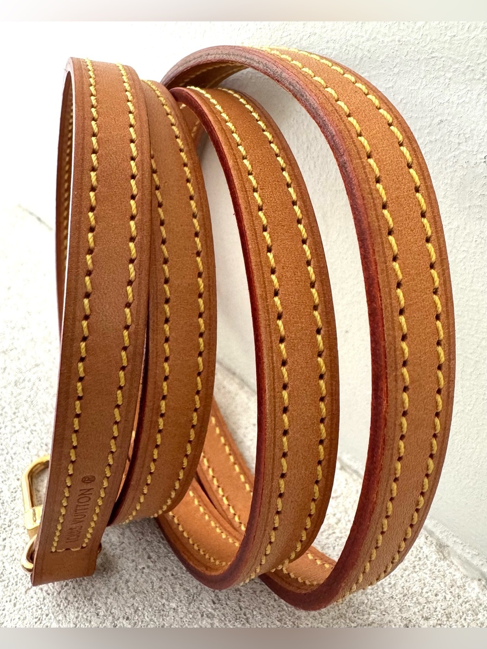 LOUIS VUITTON Authentic Vachetta Leather Strap 0..5”W x 47”L Like New